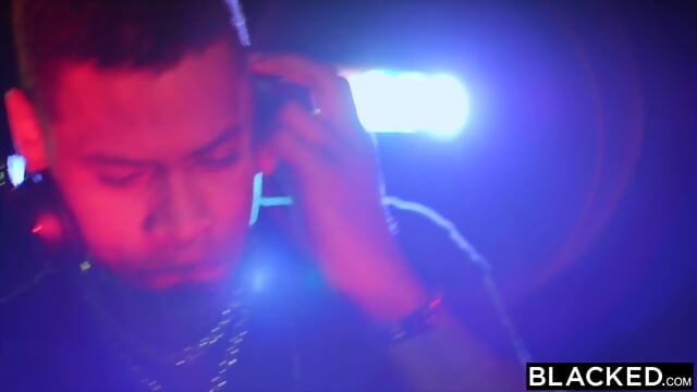 BLACKED BBC-hungry Blonde Fucks DJ At Her House Party