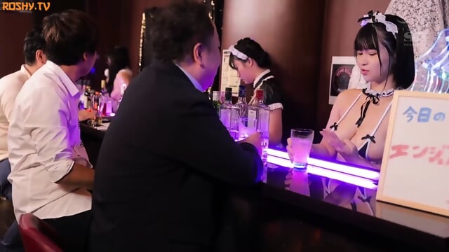 A Popular Con Cafe With An Exposed Costume And A Staff Member With A National Treasure Body [DECENSORED]