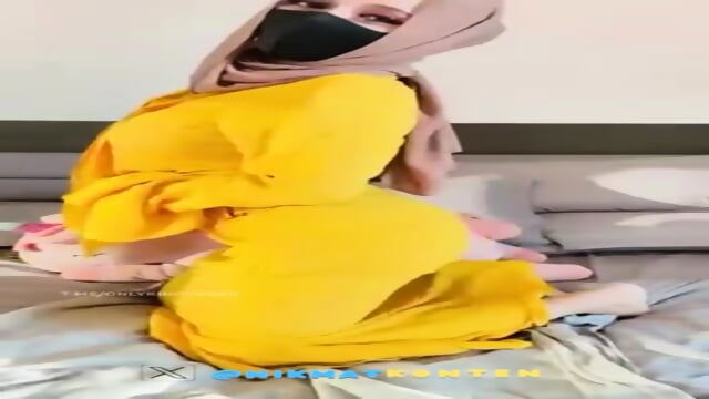 Jilbab colmek asik di luar