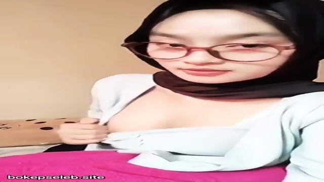 Cewek Hijab Cute Ludahin Toket Mungilnya Si Ukhti Binal