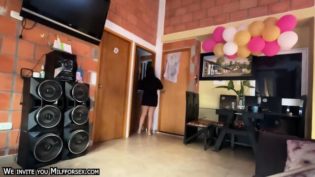 Le Ofrezco Dinero A La Chica De Limpieza Y La Follo En PosiciÃ³n De Perrito