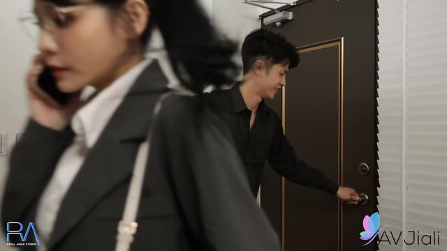 Chinese MILF Xian'erai Gets A Relaxing Massage In Pantyhose