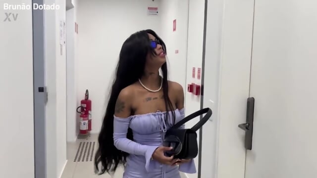 Bruno Hot minha vizinha perdeu a chave, fui ajudar ela e ela me deu a buceta gostosa