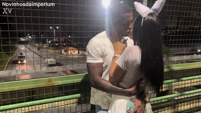 coelhinha_transa_em_cima_da_passarela_na_rua_e_no_carro_debaixo_de_chuva_e_quase_foi_pega