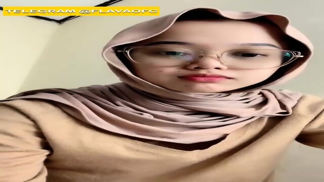 Hijab girl masturbating
