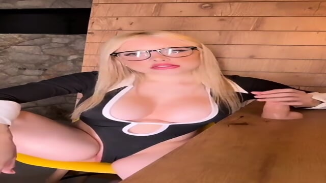 Does anyone know her name?/aguem sabe o nome dela?