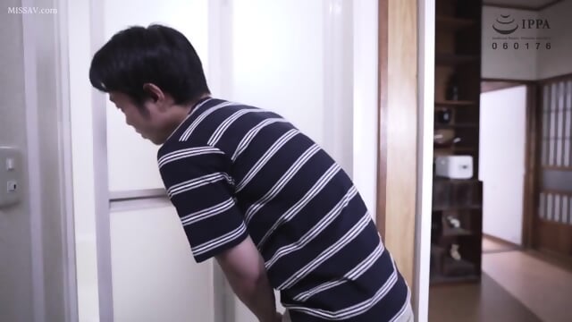 I Can't Put Up With My Sister's Unconscious Manchira Sleeping On The Veranda... I Kept Secretly Inserting My Virgin Dick Through The Gap Of My Shorts All Summer And Just Putting It In It Became My Exclusive Pussy Tanaka Ne hey