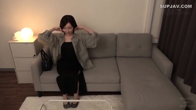 A slender beauty with a great face, body, and sensitivity [Sachika/28] She approaches a young man at work, but on the contrary, he fucks her and keeps cumming!