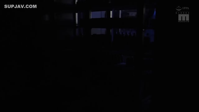 Power outage door lock confinement, estrus sexual harassment at a convenience store in the middle of the night, store manager's runaway sex, slow and slow piston frantic orgasm, Rena Miyashita