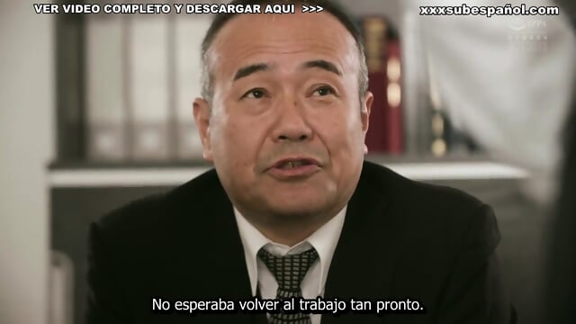 Mi Esposa es la Secretaria de mi Jefe y yo Sospecho que se la Folla en su Oficina NTR Jav Sub EspaÃ±ol