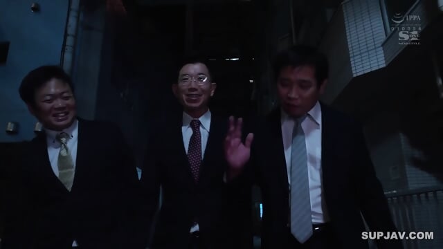 While on a business trip, she unexpectedly ends up sharing a room with a sexually harassing middle-aged boss she despises... Ria Yuzuki, a new employee with a chubby precocious bod