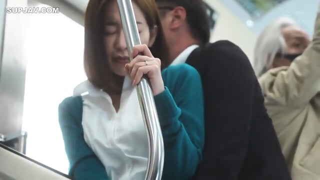 A wheel train where a married woman office worker turns into a meat urinal of a demented circle. Shinoda Yu.