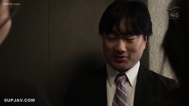 I unexpectedly ended up sharing a room with my two beautiful bosses at a hotel on a business trip... A miraculous night where I had double J-cup breasts squeezed between my legs until the morning, Mei Washio, Hikaru Nagi