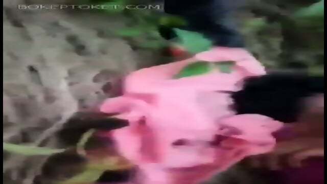 Abg pasrah ngewe di kebun