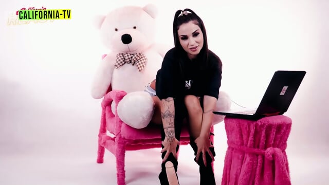 Monique Bertolini - Forbidden Footjob & Exclusive Sensuality Class!