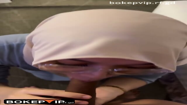 hijab cantik kacamata suka nyepong kontol