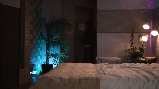 When I get drunk, I get turned into a slut by a plain glasses-wearing, big-breasted coworker. She gets drunk, french kisses me, and rides me like crazy all night long, sucking out all my sperm. Karen Yuzuriha