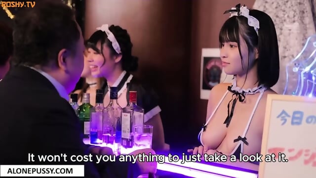 A Popular Con Cafe With An Exposed Costume And A Staff Member With A National Treasure Body [DECENSORED].part 1.