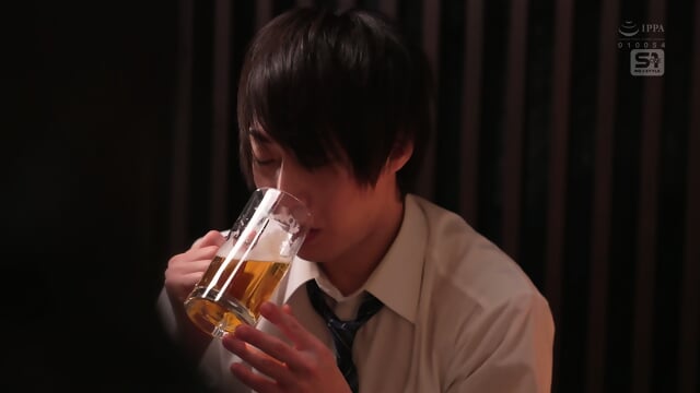 I'm sharing a room with my caring and kind K-cup female boss. At 0:00 AM, I'm a virgin, but I think I can do it if I push my drunk senior. Minami Haru