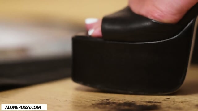 abby rose a hairdresser s gentle touch obsesses her young client_