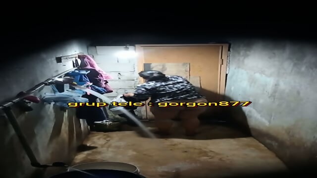 Ngintip mandi ibu kampung