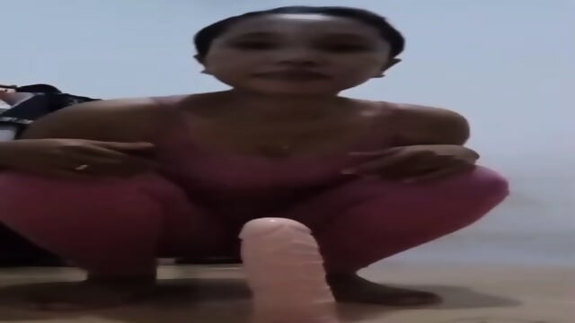 Istri orang pertama kali nyobain dildo