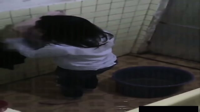 NGINTIP KAKAK PULANG KERJA LANGSUNG MANDI