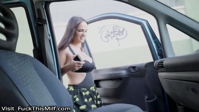 La voluptuosa latina Claudia Bavel cabalga la polla de Nacho Vidal y Ã¨l se corre en su vientre.