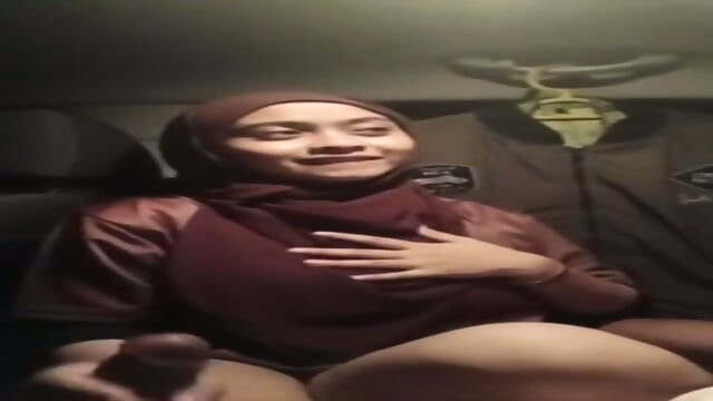 Awek Tudung Kulum Batang Dalam Kereta (Reupload)