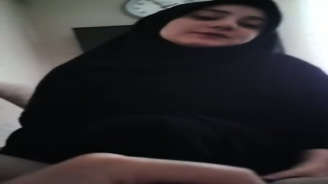 Gorgeous Babe Imposing Blowjob with Hijab