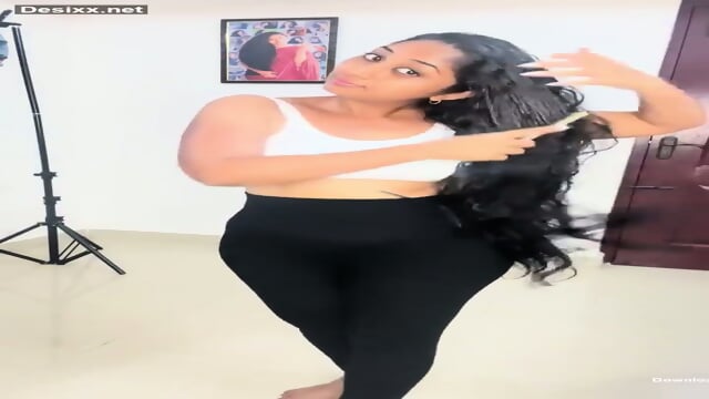 Tamil girl sharmy boobs pressing