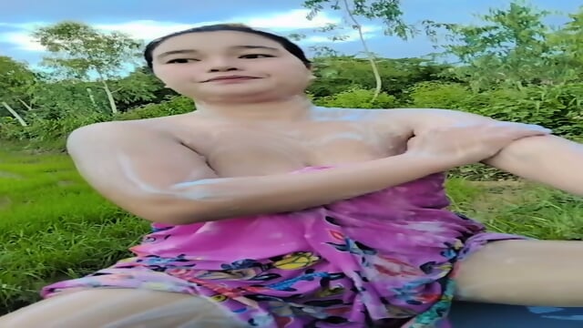 ngintip tante mandi,seksi,bohay