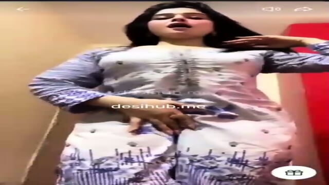 Insta Beauty Going Pantyless on Tango Live â Teasing with Pussy Rubbing & ASS Slapping