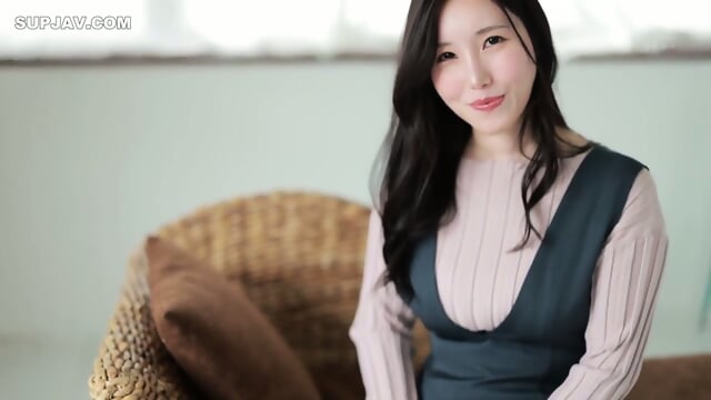 Shocking Body, A Shocking Eroticism. Reika Natsume, A Married Woman With An I-cup Bust And Active Swimsuit Model, Age 36, Makes Her AV Debu