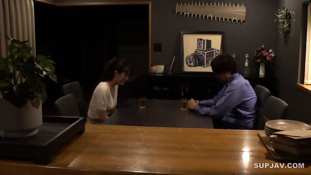 (RM) "Bigger is not always better, right?" My wife insisted, and was drowning in her friend's huge dick, which she had timidly inserted into her - Aoi Ichino