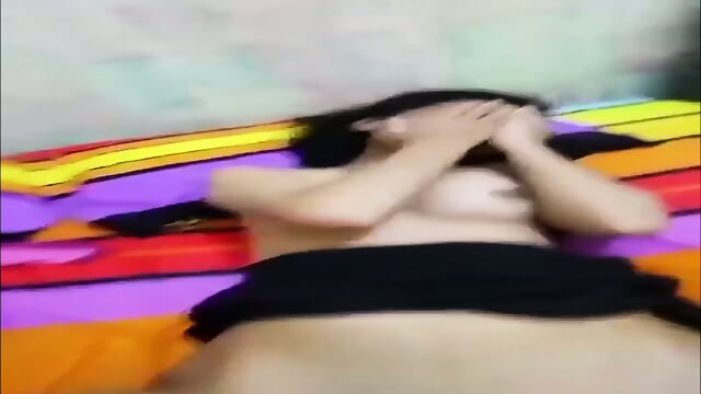 Tidak banyak tingkah cewek ini hanya pasrah ketika memeknya di genjot oleh pacar kesayangan