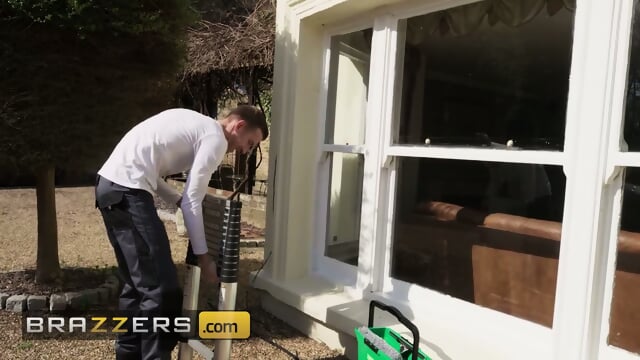 BRAZZERS - Sexy Homeowner Kayla Wild Trades Her Cash Tip For A Double Dicking From Window Washers