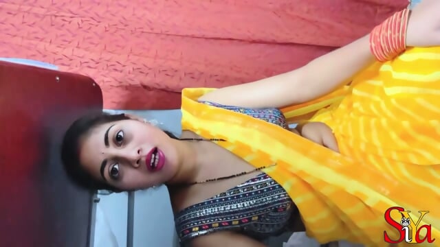 Indian Siya Bhabhi Honeymoon in Train with Strange Passenger