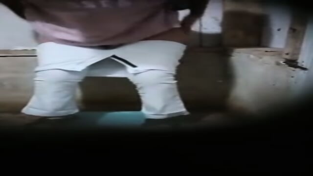 Ngintip cewek jilbab cantik lagi pipis di WC umum