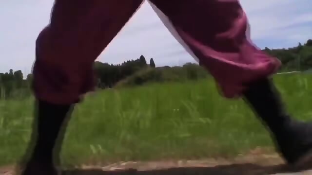 Tante jepang melarikan diri di incar 2 buruh tani dan berakhir persetubuhan dan pasrah