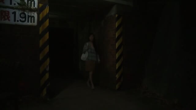 Akibat Pengalaman buruknya di perkosa 2 buruh tani, tante haus kenikmatan ini keluar di malam hari untuk menemui 2 buruh tani yang memperkosanya tapi malah ketemu satu buruh tani lainnya, tante inipun pasrah di setubuhi || part 3