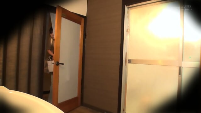 A Girl on a Girls' Trip Found in Nasu-Shiobara Hot Springs: Would You Like to Try the Men's Bath with Just a Towel? 61 Boiled Sperm Involuntarily Splashes Out onto Young Skin That Repels the Water of the Famous Hot Springs, in a Series of Explosive Bukkak