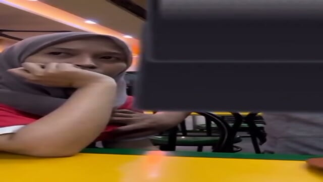 Ukhti jilbab digrepe dikafe