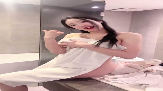 Beautiful Korean Babe Teasing In Shower