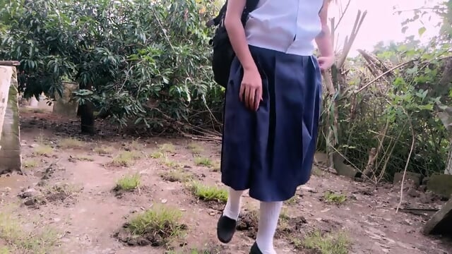 GADIS SEKOLAH 19 TAHUN NGENTOT DI DEPAN UMUM OLEH PETANI BERISIKO VIRAL