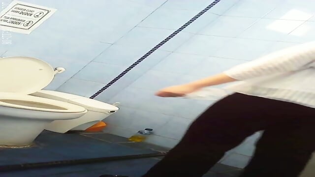 Ngintip temen kantor pipis