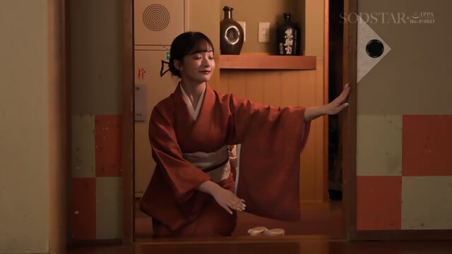 Nagisa Ren, a beautiful and lewd young landlady who seduces single guests and married couples on a hot spring trip and repeatedly has sex with them in the hotel