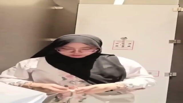 Hijab cantik pamer toket imut