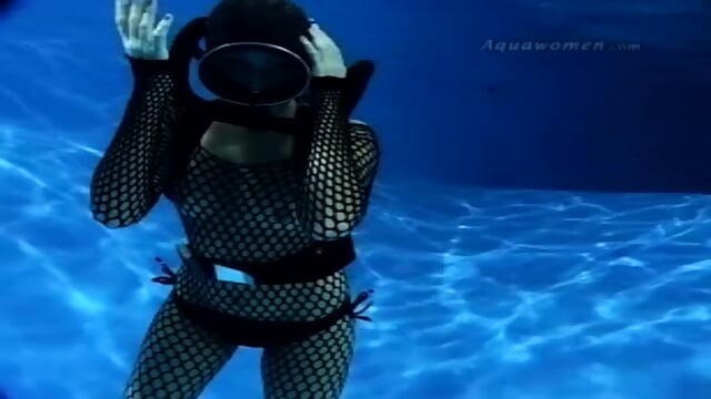 Aquawomen - Louisa's first vintage scuba session