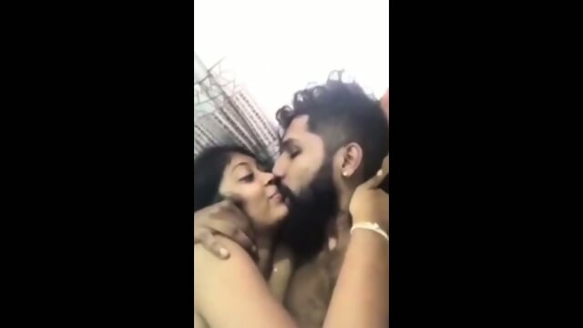 Tamil wife lover sath blowjob aur sex masti karti hai